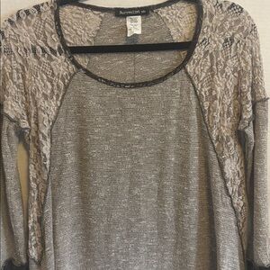 SURREALIST USA BRAND TAUPE/GRAY TEXTURED L/S TOP LACE PANELS ON BOTH SIDES HI LO